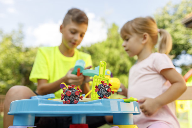 孩子桌上的冠状病毒模型图片下载