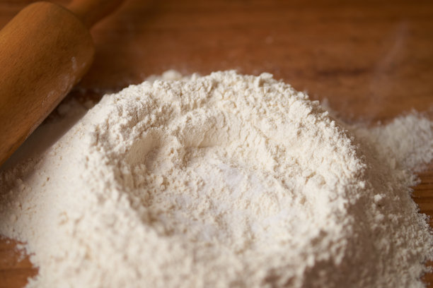 面粉火山在面粉柜台和擀面杖。图片下载