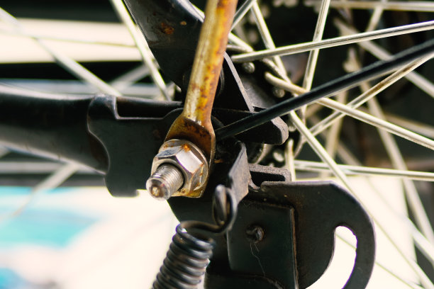 这些自行车的轮子因年代久远而生锈了图片下载