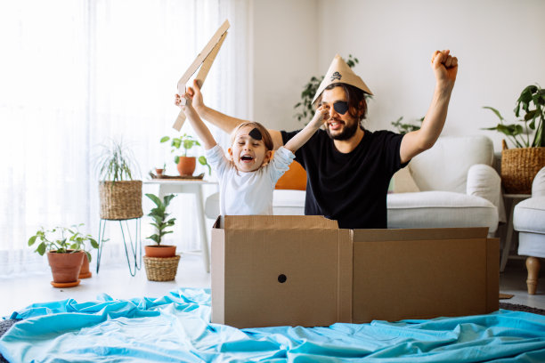 爸爸和女儿玩刺激的冒险游戏图片下载