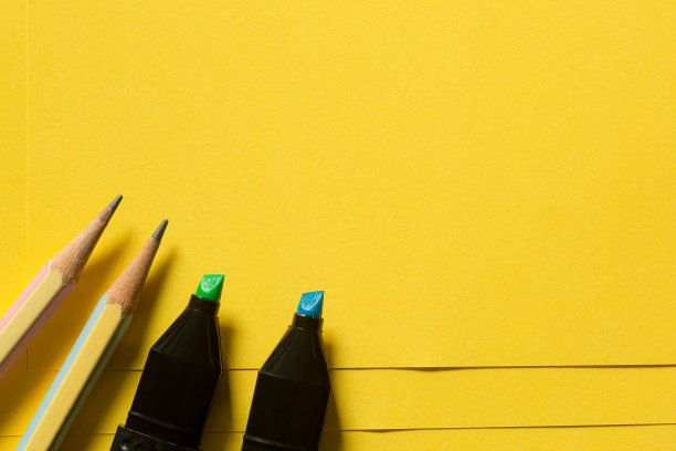 模板与复制空间由俯视特写微距照片木制黄色铅笔放在黄色纸上，看起来最小和干净。侧面的闪光灯通过高光和阴影来区分它们。图片下载