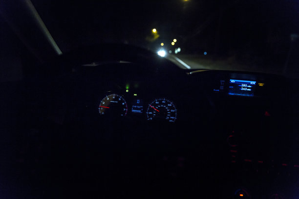 夜间驾驶汽车方向盘和仪表盘图片下载