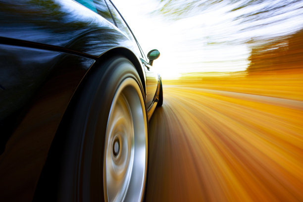 秋天跑车的速度。图片下载