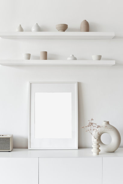 白墙上的空白画框模型。客厅设计图片下载