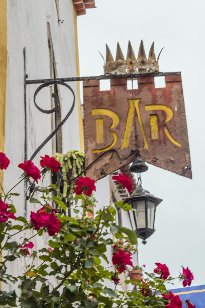 葡萄牙奥比都斯中世纪彩色街道上的纪念品商店，葡萄牙中部旅游景点图片下载