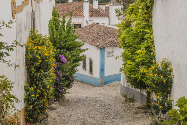 葡萄牙奥比都斯中世纪彩色街道上的纪念品商店，葡萄牙中部旅游景点图片下载