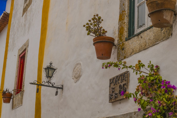 葡萄牙奥比都斯中世纪彩色街道上的纪念品商店，葡萄牙中部旅游景点图片下载