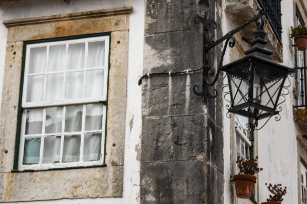 葡萄牙奥比都斯中世纪彩色街道上的纪念品商店，葡萄牙中部旅游景点图片下载