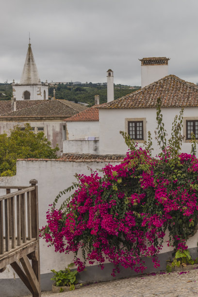 葡萄牙奥比都斯中世纪彩色街道上的纪念品商店，葡萄牙中部旅游景点图片下载
