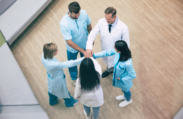 俯视图全长照片，快乐成功的医疗团队，而谈话在医院图片下载