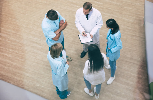 俯视图全长照片，快乐成功的医疗团队，而谈话在医院图片下载