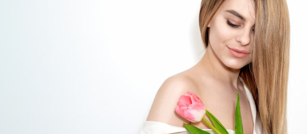 有一朵粉红色郁金香的女人图片下载