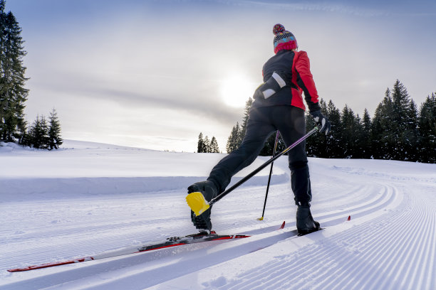 在加曼阿尔卑斯山越野滑雪的高级女子素材图片