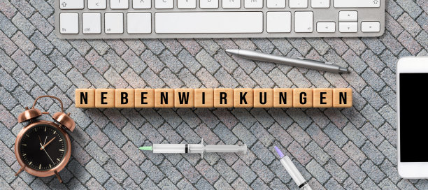 立方体与德国消息副作用包围注射器和智能手机和键盘图片下载