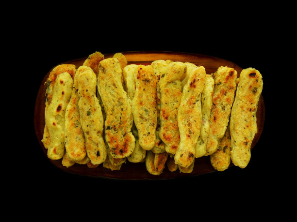 俯视图素食土豆棒零食孤立在黑色图片下载