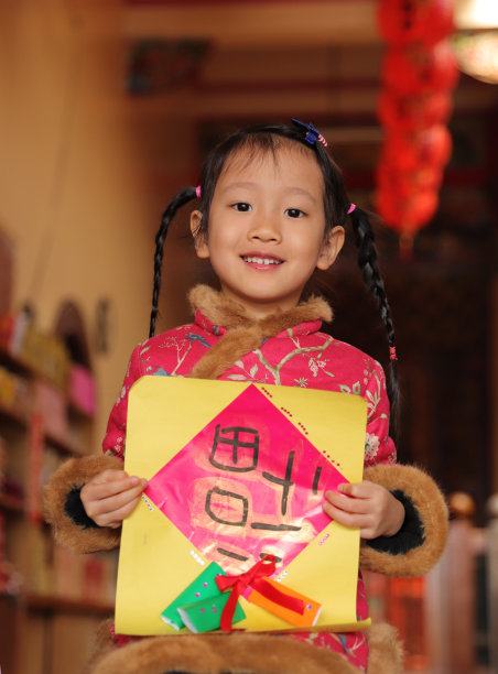 两个亚洲双胞胎女孩穿着旗袍在寺庙前进行新年访问。图片下载
