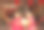 两个亚洲双胞胎女孩穿着旗袍在寺庙前进行新年访问。图片下载