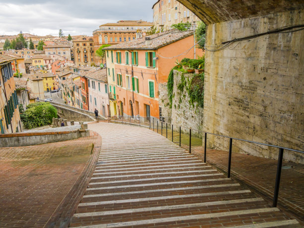意大利中部翁布里亚地区佩鲁贾，风景如画的中世纪高架渠，被五颜六色的房屋环绕的步行街图片下载