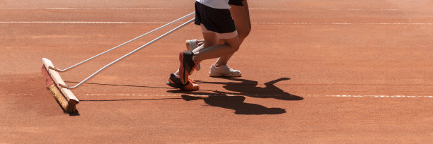 两名女子网球运动员在网球场上玩耍，训练或比赛后用扫帚扫土。孩子们运动，积极的休闲，乐趣和游戏。背景，网站横幅，拷贝空间图片下载