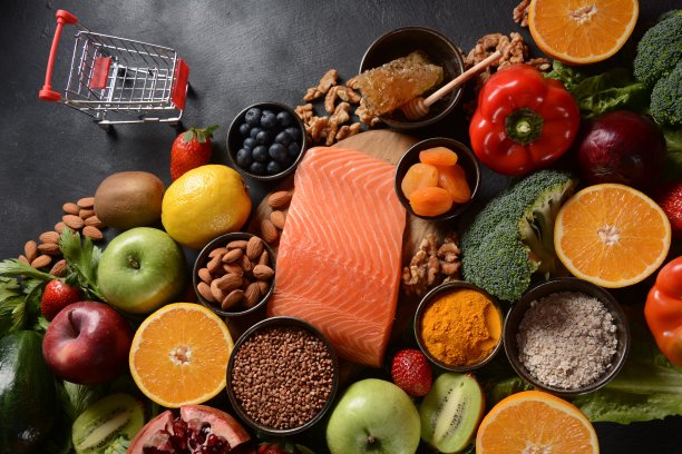 健康食品背景：水果、蔬菜、三文鱼、蜂蜜、种子、超级食品、谷物图片下载