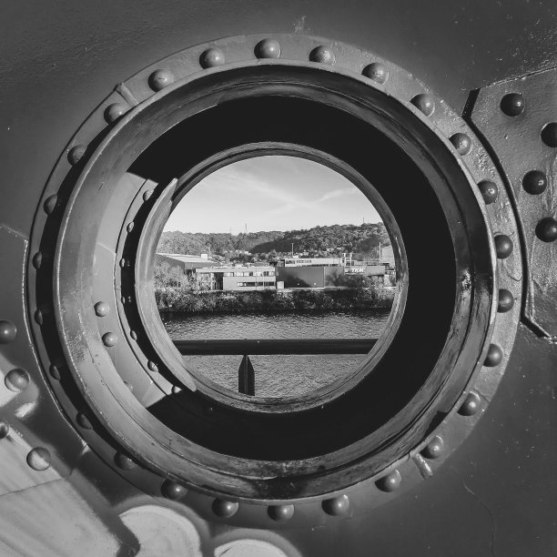 金属铺层上的一个洞图片下载