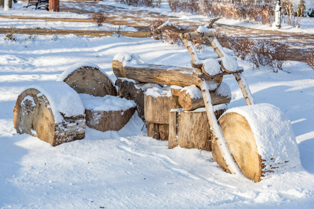 木制摩托车作为长椅在公园里图片下载