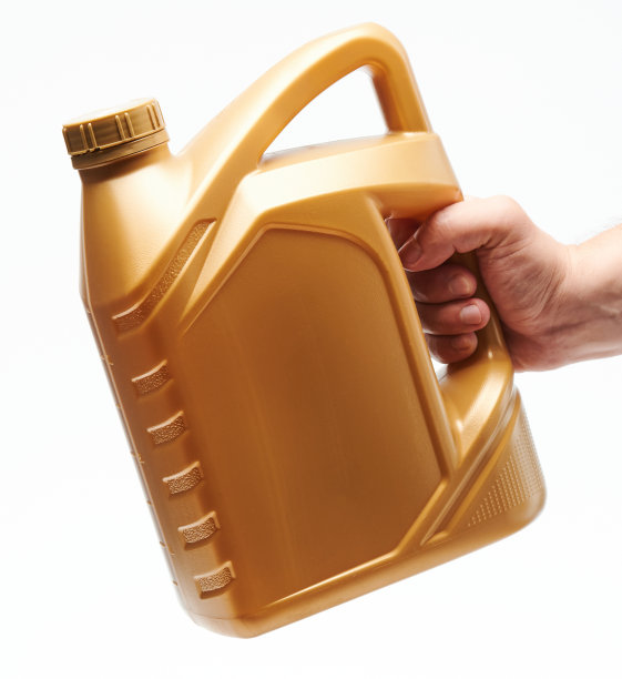 手里拿着黄色的塑料罐子图片下载