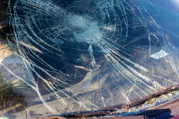 车祸中破碎的挡风玻璃图片下载