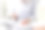 办公桌旁的女人在文件上盖了章图片下载