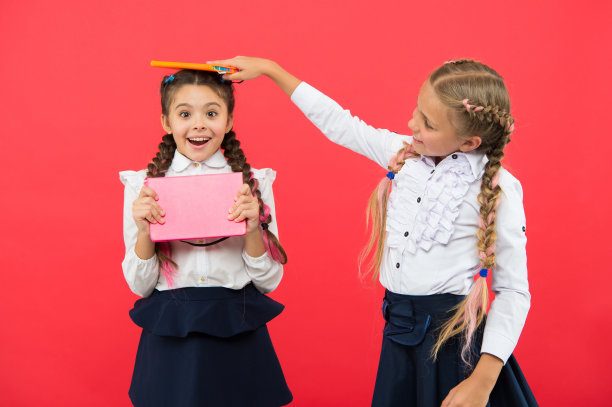 对知识。我们是快乐的。快乐的学生与作业。回到学校。文学和写作课。研究作业。女生用笔记本。一起做作业图片下载