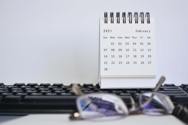模糊键盘上的2021年2月白色日历，白色背景图片下载