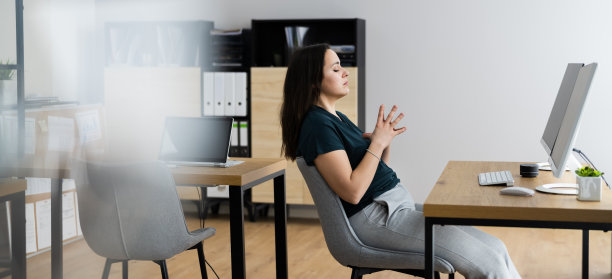 女商人在工作场所放松图片下载