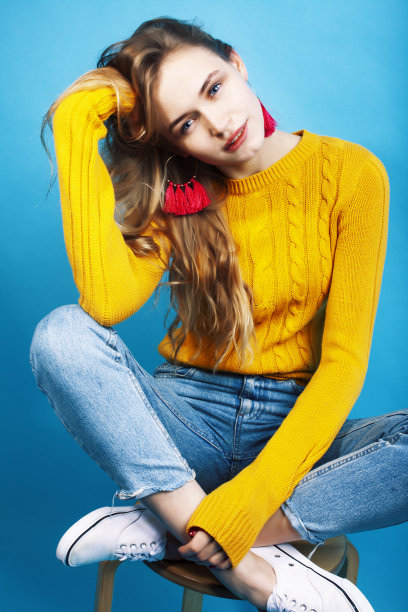 年轻漂亮的十几岁的摩登潮女在蓝色背景下摆出情绪快乐的姿势，生活方式人们的观念图片下载