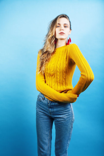 年轻漂亮的青少年现代潮女摆出情绪快乐的蓝色背景，生活方式的概念图片下载