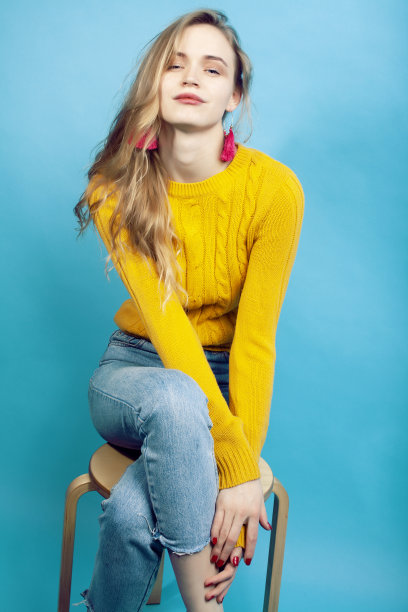 年轻漂亮的青少年现代潮女摆出情绪快乐的蓝色背景，生活方式的概念图片下载