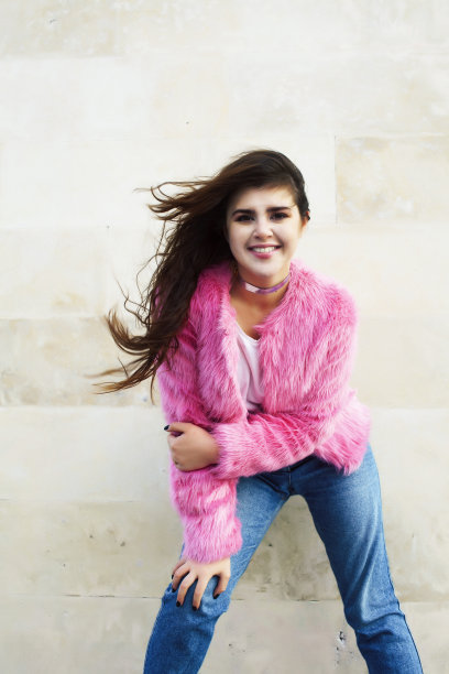 年轻漂亮的十几岁的黑发女孩快乐的微笑外面，生活方式人们的概念图片下载