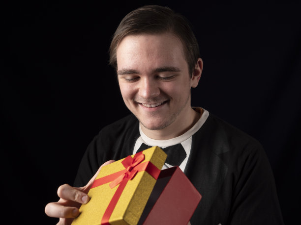 穿着黑色t恤的年轻人图片下载