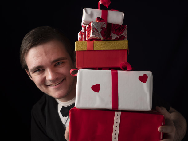 穿着黑色t恤的年轻人图片下载