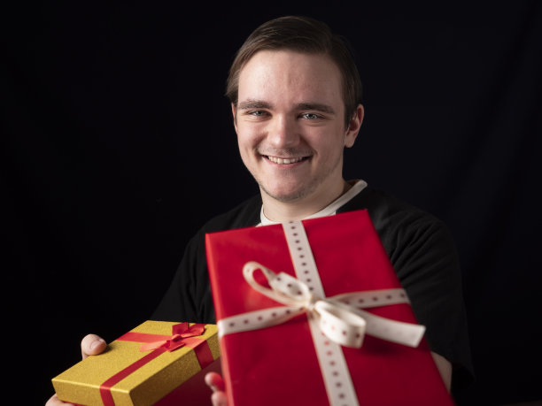 穿着黑色t恤的年轻人图片下载