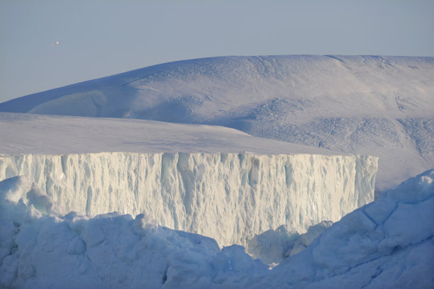 大自然创造的冰山雕塑图片下载
