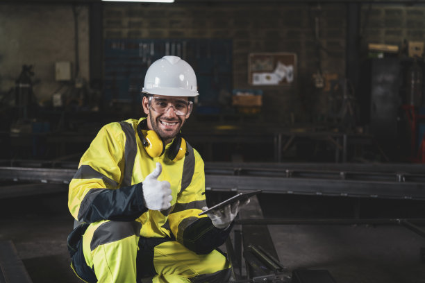 男子在工厂使用平板电脑检查钢铁工作图片下载