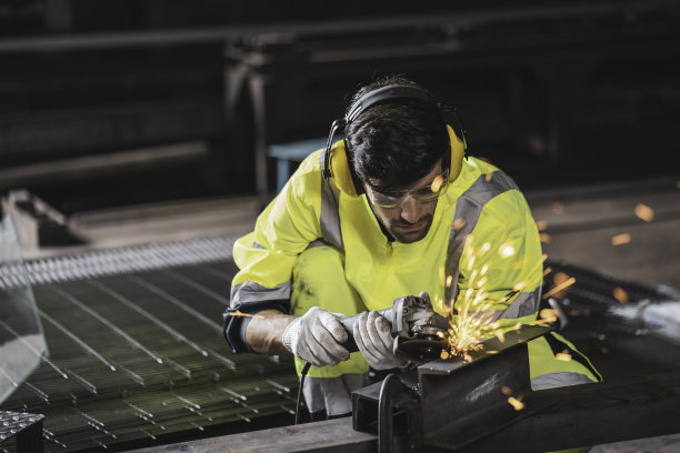 工人在工厂使用角磨机图片下载
