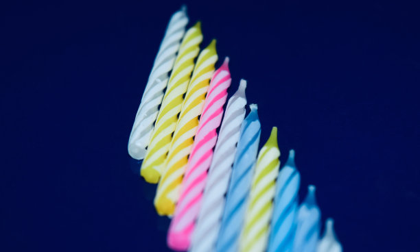 色彩缤纷的蜡烛，曲线图案与纹理图片下载