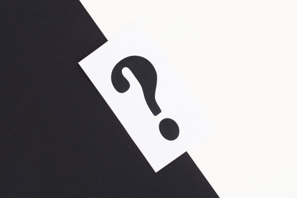 黑白背景上的问号。问号。图片下载