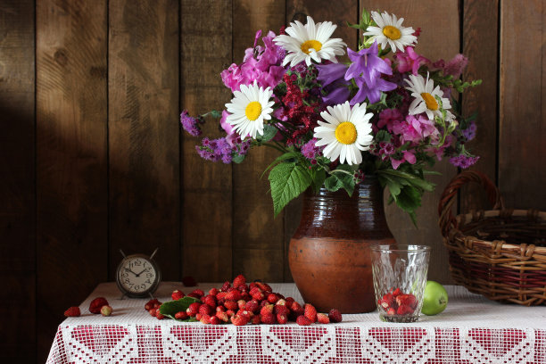 夏日静物，一束草莓。图片下载