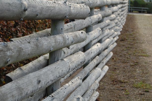 靠近山麓小径旁的木篱笆。图片下载