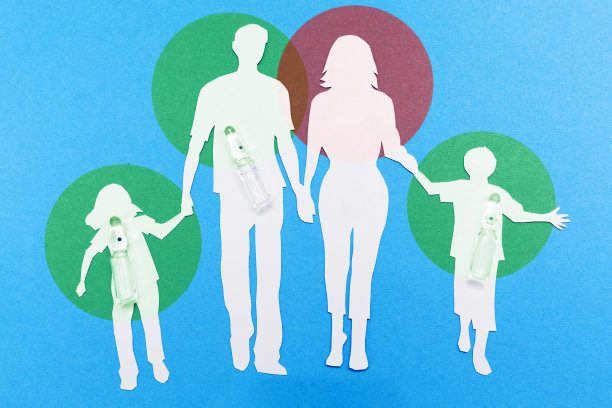 一个健康家庭的剪影，剪纸和安瓿在蓝色的背景。未接种疫苗者感染病毒的风险。平的。2019冠状病毒病疫苗接种概念图片下载