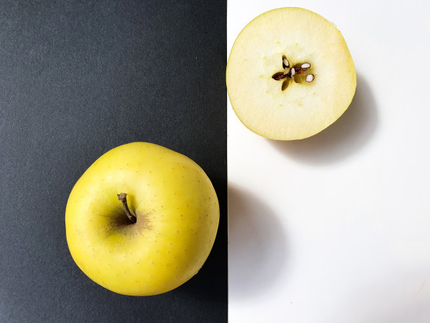苹果鲜味鲜美，黄色的苹果孤立黑白背景带阴影。水果的概念。副本的空间。前视图。文本空间图片下载
