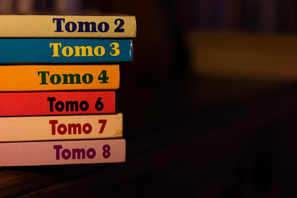 几卷书。堆书。木制书架背景图片下载