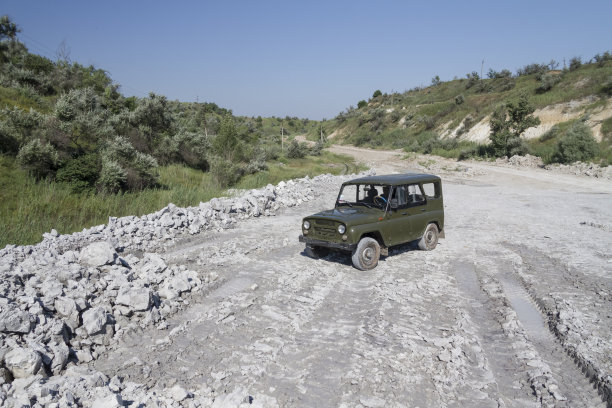 采石场里的越野车图片下载